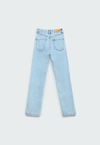Ljust blå denimjeans med rak passform, femfickorsdesign och en brun läderetikett i bakre midjan. Fransad fålldetalj.