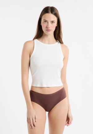 Top bianco corto con scollo tondo e spalline larghe abbinato a slip marroni a vita alta a coste. Tessuto dalla texture liscia.