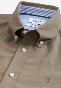 Schmal geschnittenes braunes Hemd aus Baumwolle, mit einem Button-Down-Kragen, Perlmuttknöpfen und einem gestreiften Innenkragen mit einem kleinen Logodetail.