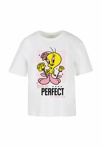 Valge lühikeste varrukatega T-särk, millel on kollane koomiksitegelane, kes hoiab kollaseid roose, ja must tekst, mis ütleb "Sa oled IGAS mõttes Täiuslik."