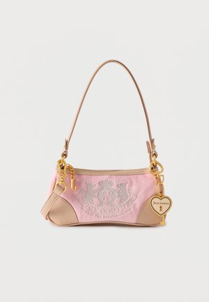 Petit sac à main Juicy Couture rose et beige avec une anse fine, un porte-clés doré en forme de cœur, et un logo brodé sur le devant.