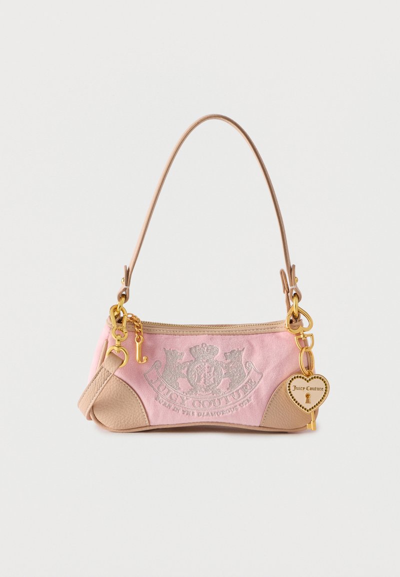 Petit sac à main Juicy Couture rose et beige avec une anse fine, un porte-clés doré en forme de cœur, et un logo brodé sur le devant.