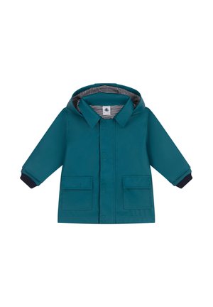 Teal waterdichte jas met capuchon, met een gestreepte binnenkant, sluiting met knopen aan de voorkant en twee grote zakken aan de voorkant. Marineblauwe accenten bij de manchetten.