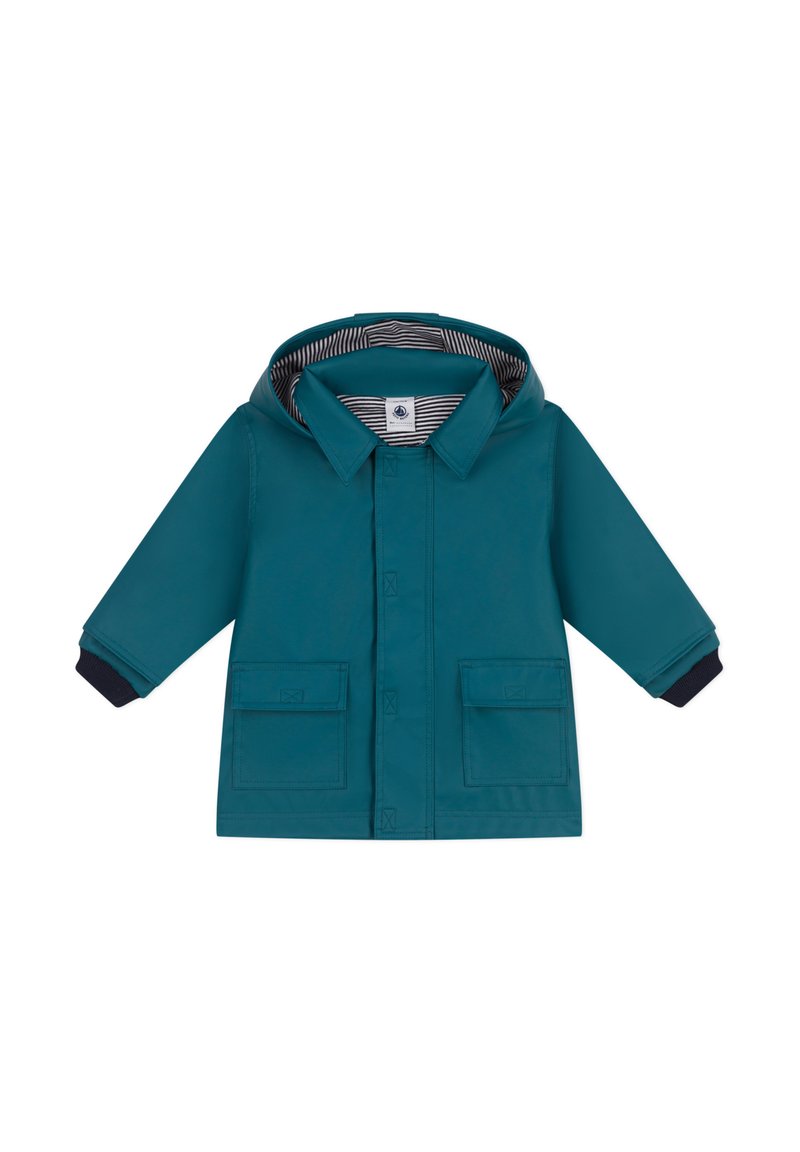 Veste imperméable teal avec capuche, présentant un intérieur rayé, une fermeture à boutons à l'avant et deux grandes poches avant. Accents navy aux poignets.