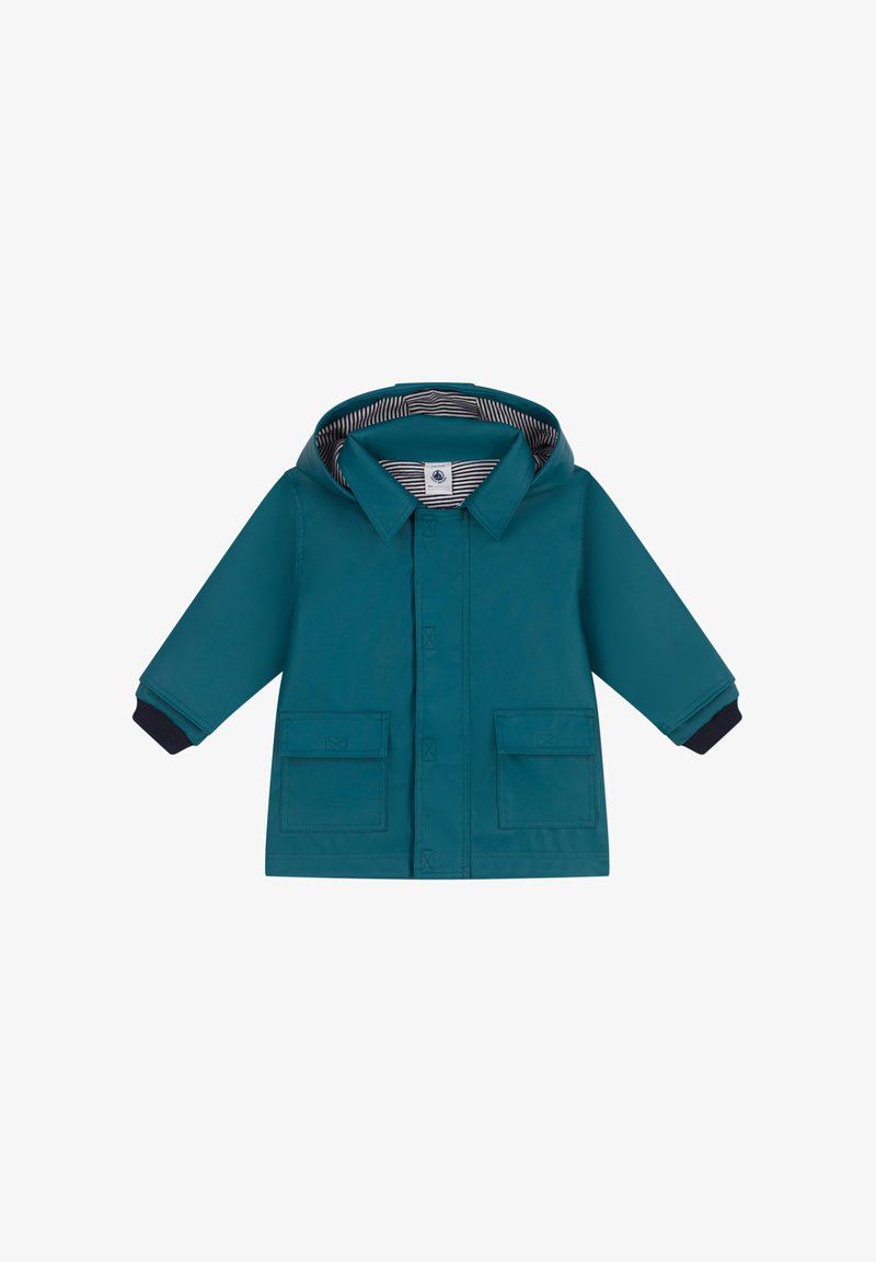 Veste imperméable teal avec capuche, présentant un intérieur rayé, une fermeture à boutons à l'avant et deux grandes poches avant. Accents navy aux poignets.