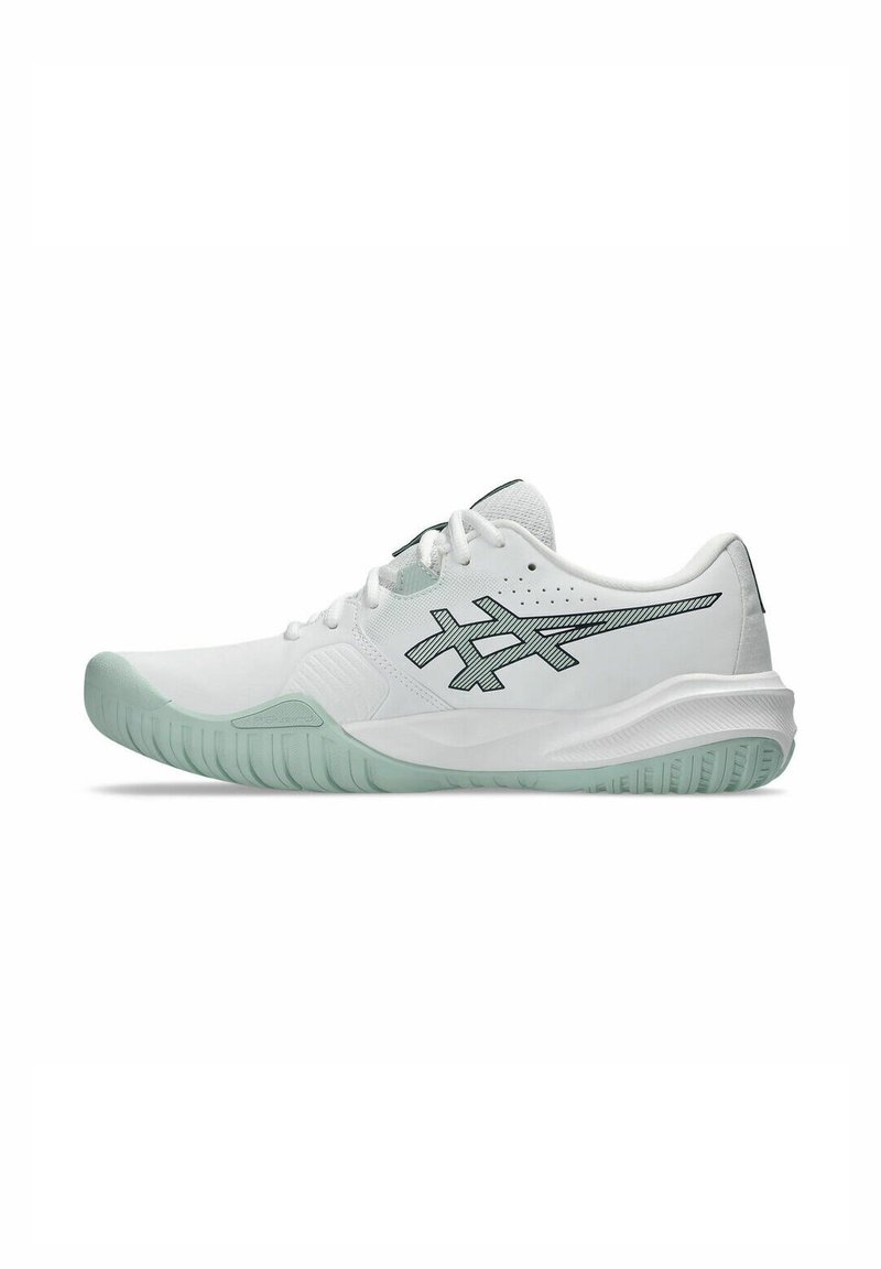 Chaussure de sport blanche avec une tige lisse, semelle accentuée en vert et détails en rayures noires. Bout rond et grip texturé. Design à lacets.