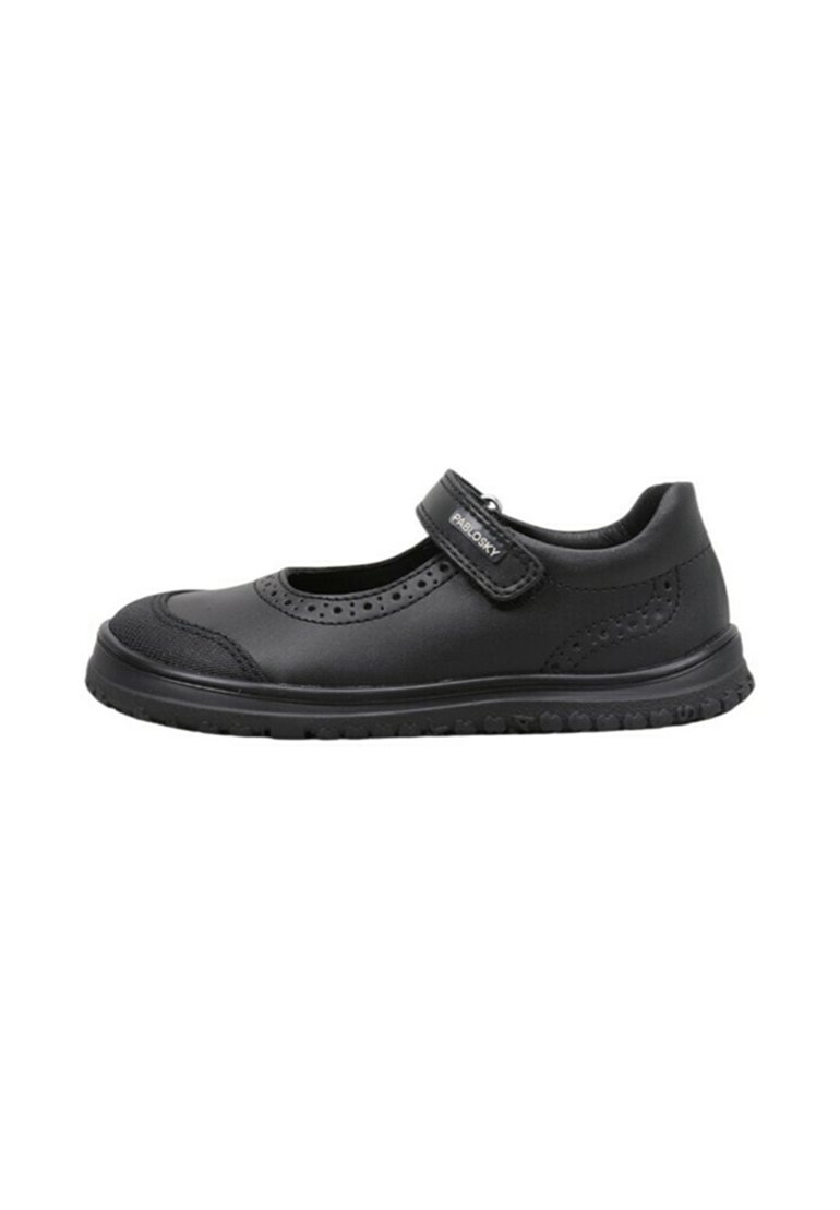 Zapatos Mary Jane para niños, en color negro, con correa ajustable, suela texturizada y detalles perforados en la parte superior de piel suave.