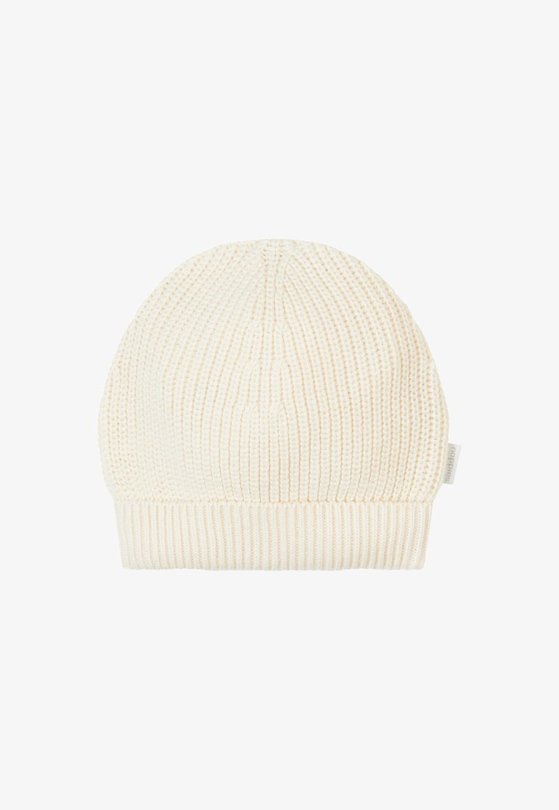 Geweven crèmekleurige beanie met een ribbeltextuur en een opgerolde manchette. Klein merklabel aan de zijkant. Eenvoudige, ronde vorm voor warmte.