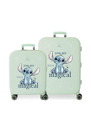Dos maletas verde menta con dibujos animados de Stitch y el texto "eres mágico" en la parte frontal, ambas con asas telescópicas y ruedas giratorias.