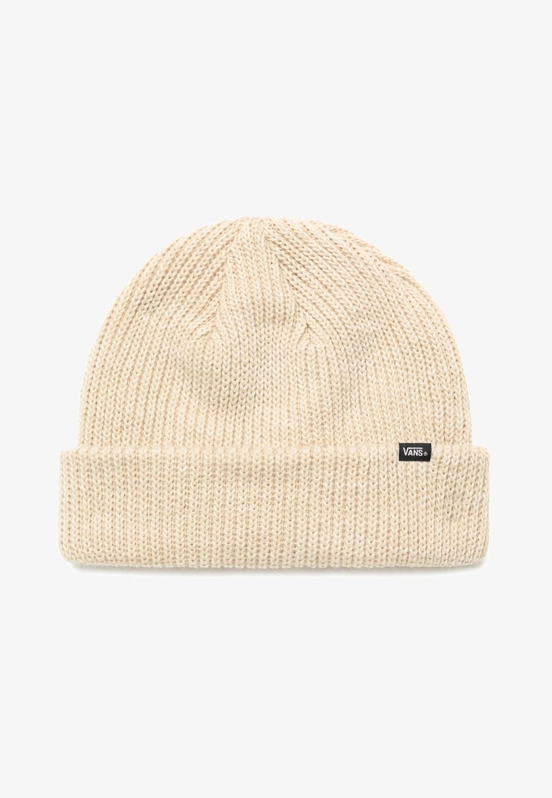 Strikket beanie i lys beige, med en foldet kant og subtil tekstur, samt et lille sort Vans logo mærke.