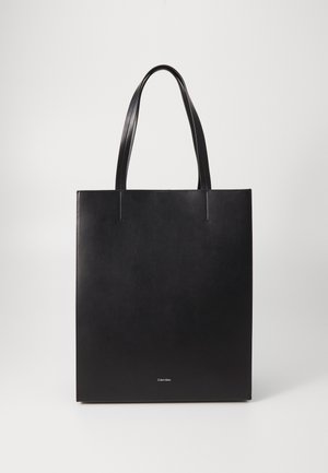 Crna kožna torba s dvije ručke na vrhu, ravnog pravokutnog oblika, minimalističkog dizajna i brendiranjem pri dnu.