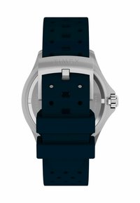 Montre Timex avec un boîtier en acier inoxydable, un bracelet en silicone bleu et une fermeture à boucle. Caractérisée par une surface lisse et un cadran rond.