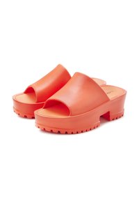 Oranje platform teenslippers gemaakt van textuur synthetisch materiaal met een open te ontwerp en een geribbelde zool voor grip.