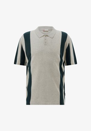 Beiges Polohemd mit kurzen Ärmeln, dunklen grünen vertikalen Streifen an den Seiten und Ärmeln, Dreiknopfleiste und klassischem Kragen.