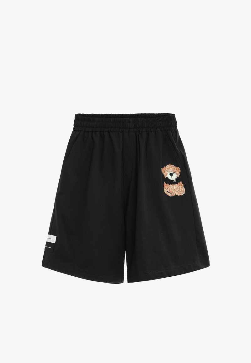Pantalones cortos negros con cintura elástica, bolsillos laterales y un pequeño osito de peluche marrón bordado en la pierna derecha.