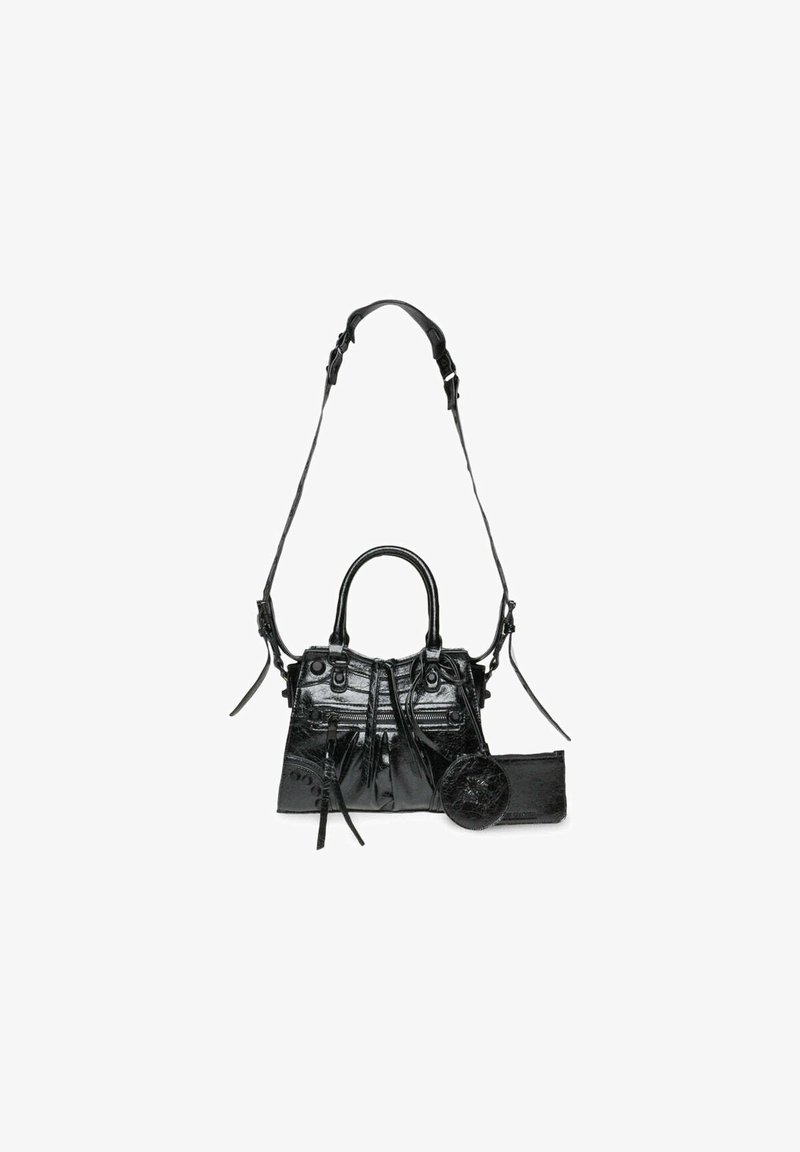 Bolso negro de charol, con múltiples bolsillos, un charm circular desmontable, asas dobles y una correa ajustable.