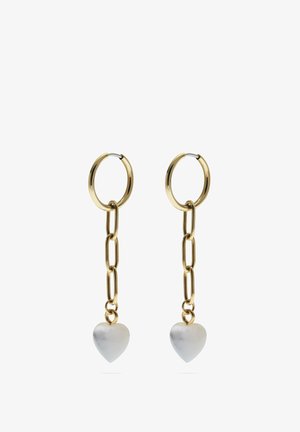 Øreringe i guldton med kædeledsdesign og en hvid hjerteformet vedhæng, der hænger fra hver ørering.