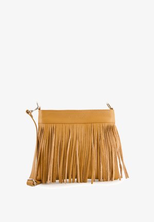 Tan kožená kabelka s dlouhými třásněmi. Má hladkou horní část a popruh přes tělo s kovovými prvky.