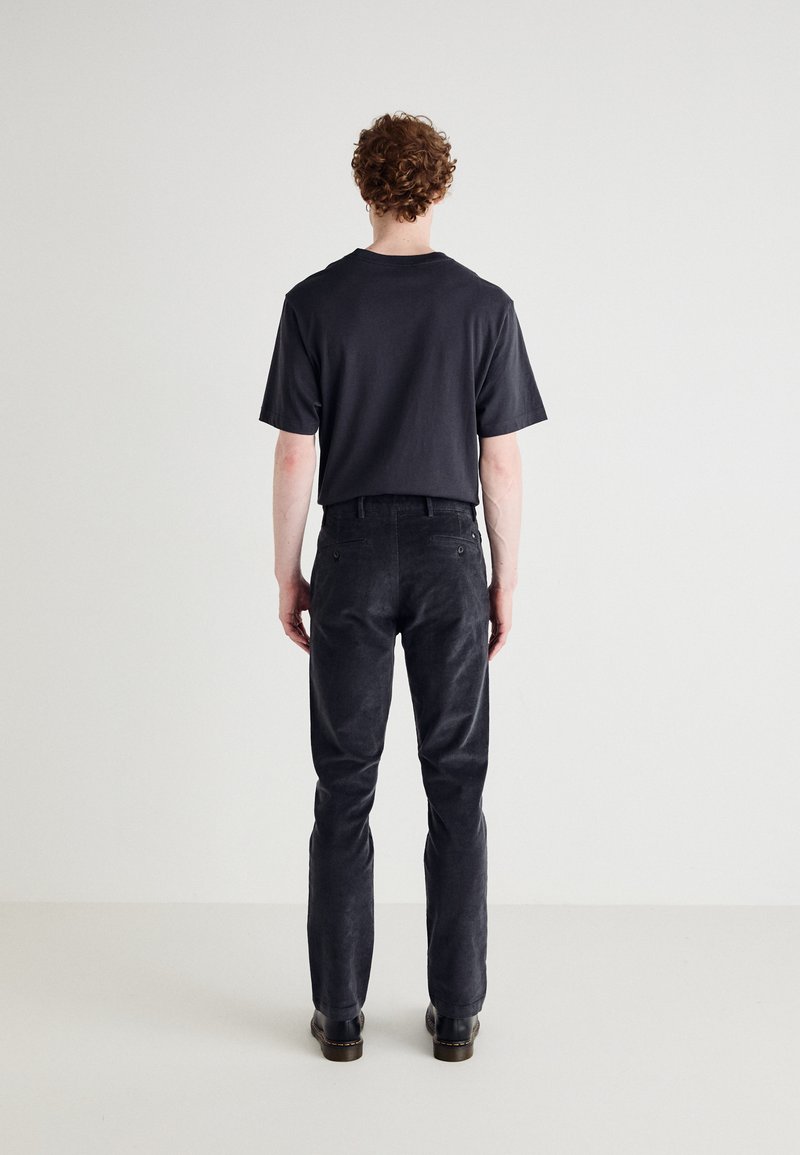Le pantalon velours côtelé extensible Coupe Stockholm - Étroite | Le 31