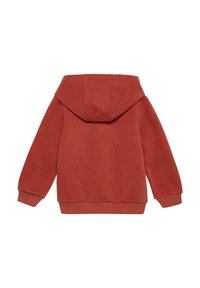 Haut à capuche rouge avec une grande capuche réglable, des manches et un ourlet côtelés, et un tissu doux et texturé. La vue de dos montre un design simple et épuré.