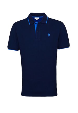 Polo navy con acentos en azul claro, cuello clásico, mangas cortas y un pequeño logotipo bordado en el lado izquierdo del pecho. Textura de tela suave.