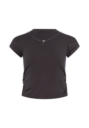 Schwarzes kurzärmeliges, bauchfreies T-Shirt mit seitlicher Raffung und einer silbernen Halskette mit einem einzelnen grauen Perlenanhänger.