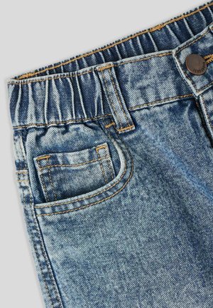 Shorts in denim con un colore azzurro sbiadito, dotati di una cintura elastica, una piccola tasca anteriore e cuciture gialle a contrasto.