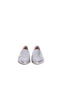 Zilveren loafers met een gestructureerd slangenhuidpatroon, met een platte zool en een ronde neus. Glad oppervlak met gestikte details aan de voorkant.