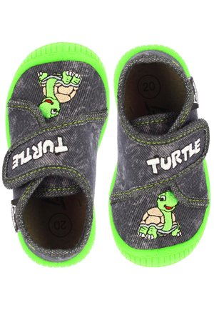 Scarpe di tessuto grigio per bambini con suole verde brillante, caratterizzate da una grafica di una tartaruga sorridente e la scritta "TURTLE" sulle fascette in velcro.