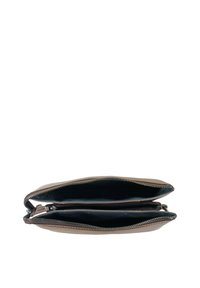 Portafoglio in pelle marrone con due compartimenti, chiusura con zip e una texture liscia. L'interno presenta una fodera scura. Design compatto e piatto.