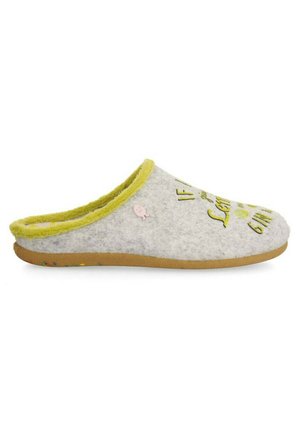 Zapatilla de casa gris con ribete verde, forro suave y suela de goma, que presenta texto impreso y un pequeño acento decorativo.