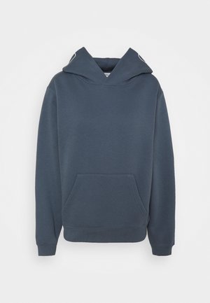 Sweat à capuche bleu foncé à manches longues, poche kangourou devant et design uni sur fond blanc.