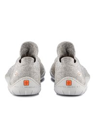 Szare dzianinowe buty wsuwane z okrągłymi kołnierzami, amortyzowanymi podeszwami i pomarańczowym akcentem na pięcie. Teksturowana tkanina i lekka konstrukcja.