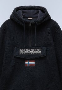 Sudadera de forro polar azul marino con capucha, que presenta un cierre de media cremallera en la parte delantera, un parche con el logo y un detalle de la bandera noruega en el bolsillo. Textura suave.