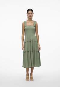 Vero Moda VMMENNY SMOCK CALF  - Robe de jour - hedge green