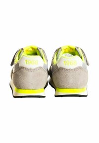 Sneakers in camoscio grigio e mesh con un'accaento giallo sulla suola e sul tallone, dotati di una fascia in velcro e dell'anno "1968" stampato sul retro.