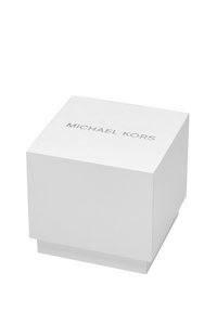 Scatola quadrata bianca con finitura testurizzata, dotata di un logo "MICHAEL KORS" in rilievo argentato sulla parte superiore. Design semplice, senza ulteriori dettagli.