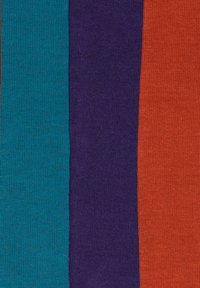 Tessuto a righe che mostra quattro sezioni verticali in turchese, viola, blu scuro e arancione. Ogni sezione presenta una texture liscia e lavorata a maglia.