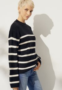 Ellos Collection ARIA - Svetr - schwarz mit cremefarbenen streifen