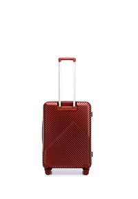 Valigia rigida rossa con una texture a righe diagonali, dotata di manico retrattile e quattro ruote nere per la mobilità.