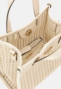 Borsa intrecciata beige con texture liscia, dotata di una chiusura in metallo dorato e una tasca interna con zip. Dettagli includono un logo impresso.