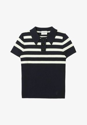Polo shirt rayé bleu marine et blanc avec un col, patte de boutonnage à trois boutons et un petit logo accent au bas. Texture en maille lisse.