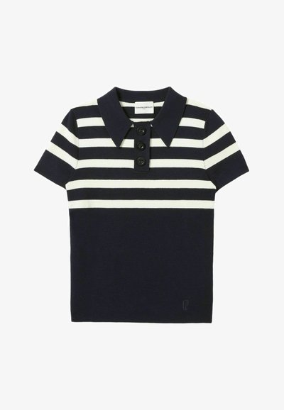 Polo a righe blu navy e bianche con colletto, patta con tre bottoni e un piccolo logo decorativo in basso. Tessuto a maglia liscia.
