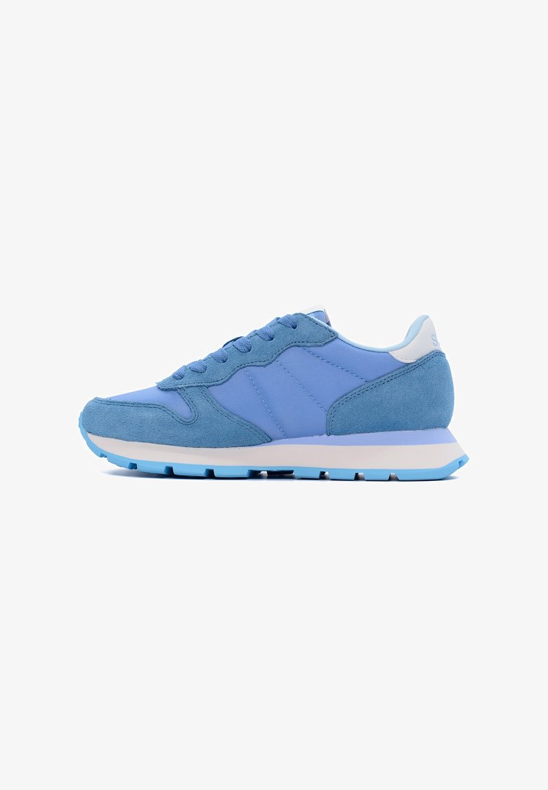 Scarpe sportive azzurro chiaro in suede e tessuto, dotate di un design con lacci, colletto imbottito e suola blu a contrasto.