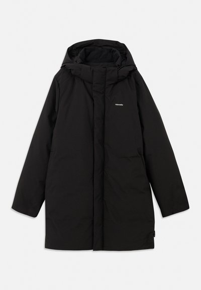 Schwarze Daunenjacke mit Kapuze, vorne mit Reißverschluss, seitlichen Taschen und einem dezenten Logo auf der Brust. Glatte, matte Textur.