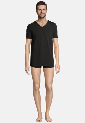 Czarny bawełniany t-shirt z dekoltem w serek, krótkimi rękawami i luźnym krojem, w połączeniu z czarnymi bokserkami. Gładka tekstura, minimalistyczny design.