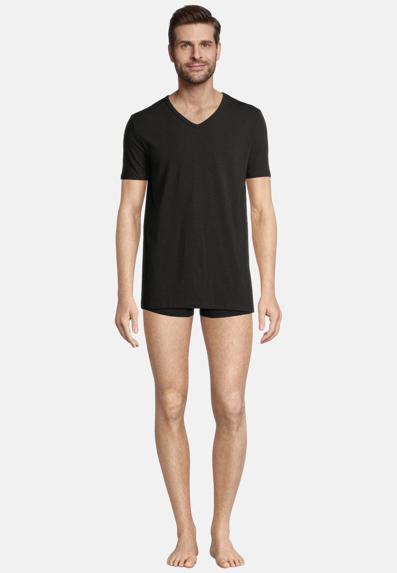 Svart bomullst-shirt med V-ringning, korta ärmar och avslappnad passform, ihopparad med svarta boxershorts. Slät textur, minimalistisk design.