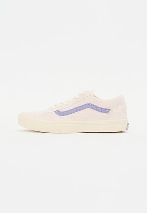 Ljusrosa mockasneakers med ett lila rand, platt krämfärgad sula och vita snör. Rundad tå och mjuk textur.