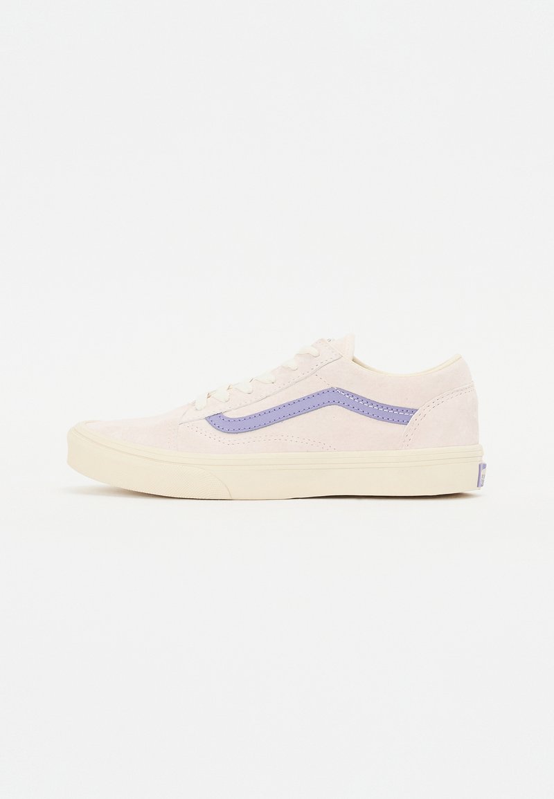 Zapatilla de ante rosa claro con una franja morada, suela plana color crema y cordones blancos. Punta redondeada y textura suave.