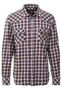 Camicia di flanella a quadri con quadrati rossi, blu e bianchi; presenta una chiusura con bottoni davanti, due tasche sul petto e un colletto classico.